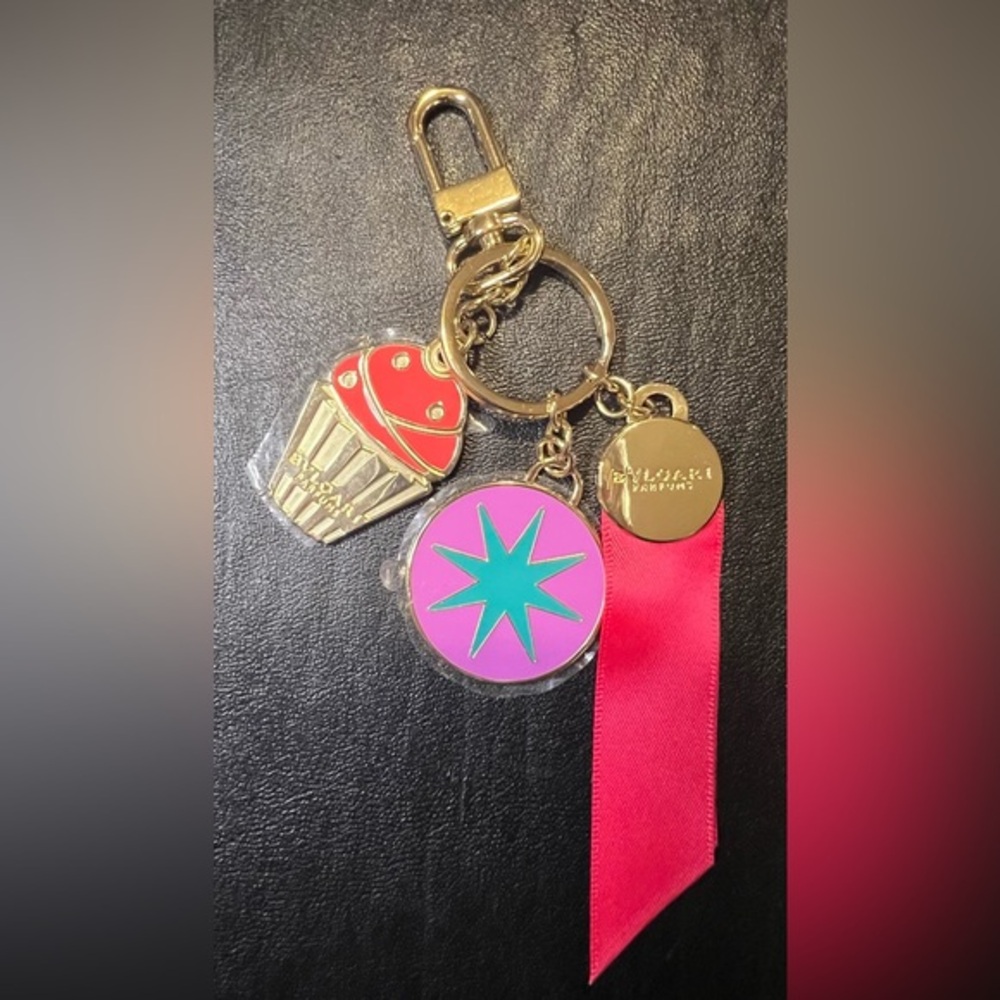 NEW BVLGARI Bulgari Charm Key Chain Cupcake Bag Charm Bling Key Ring Gold
Tone